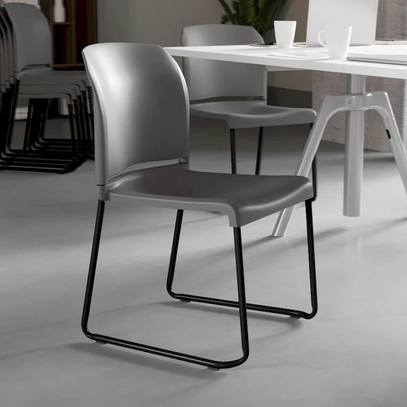 Chaise empilable ergonomique à dossier plein avec piétement luge thermolaqué, capacité de 399 kg