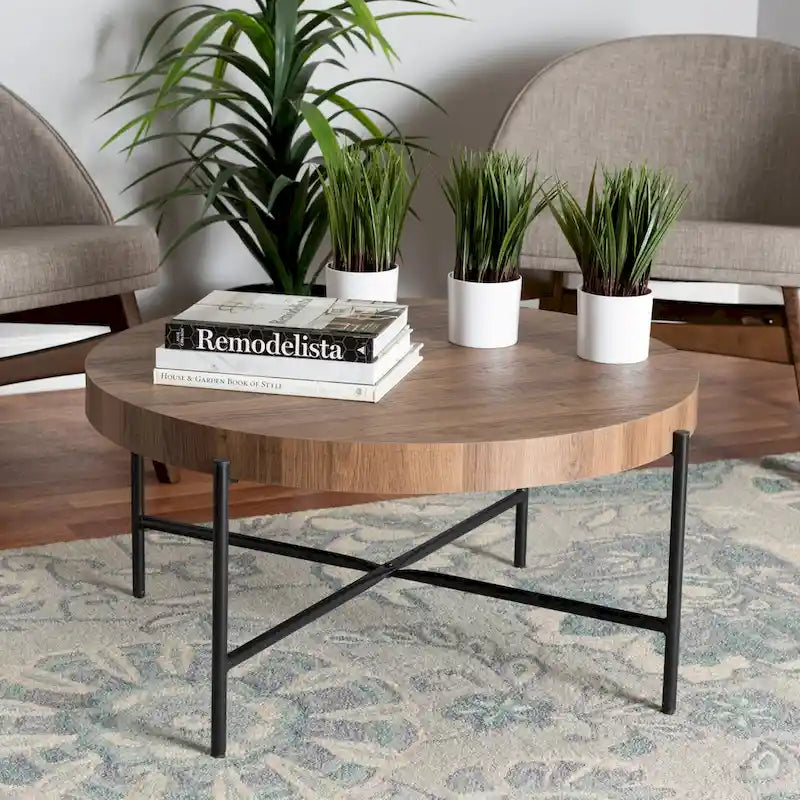 Table basse en bois couleur noyer et métal noir au style industriel moderne